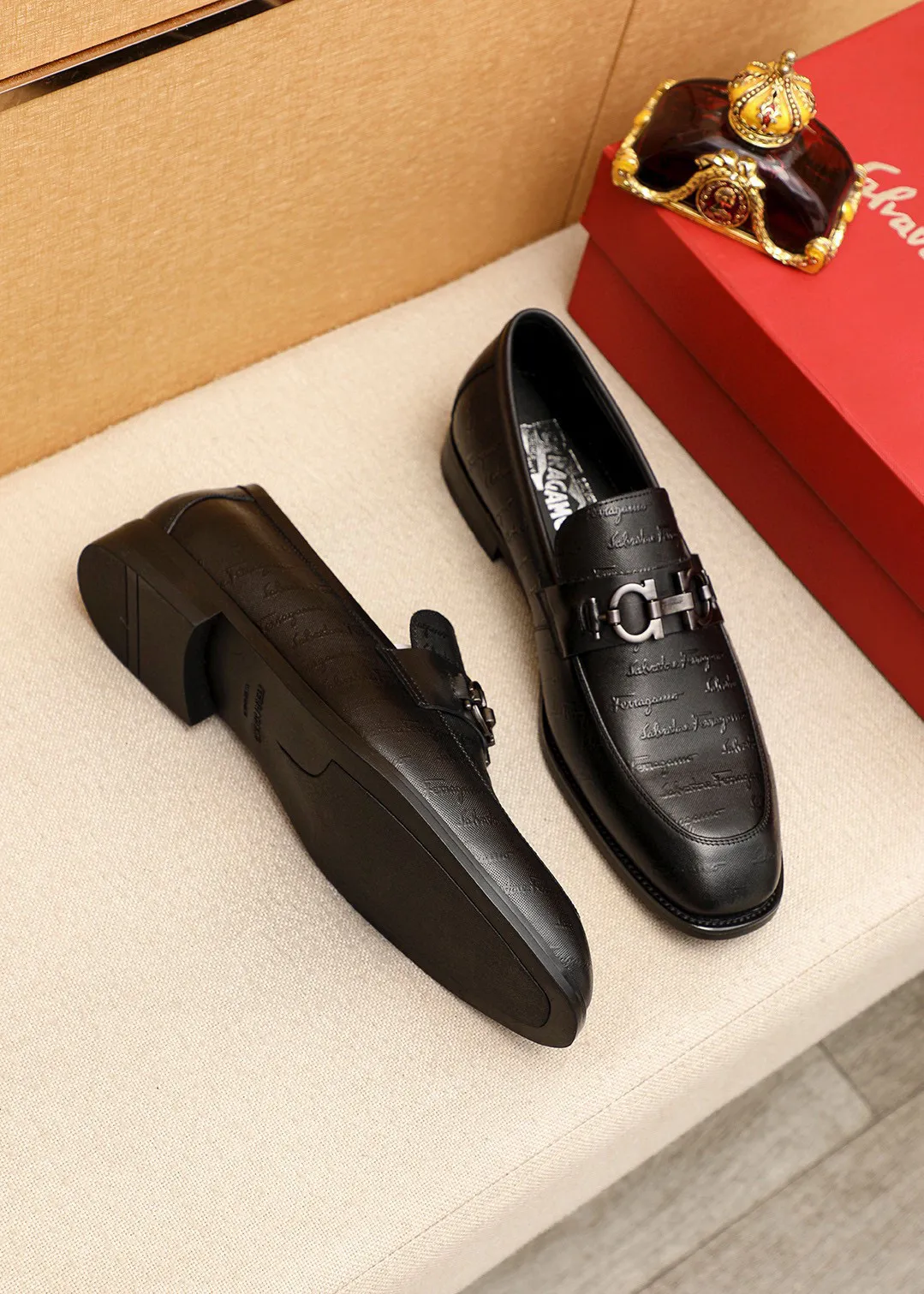 Men's shoes💰460💰 Product trademark: Ferragamo "Ferragamo" casual leather shoes Regular size: 38-44 (45🉑️customized) Product materials: Selected imported first-layer calfskin embossed upper + luxury hardware buckle, imported water-dyed cowhide leather lining. Strong three-dimensional visual effect, original outsole color: 1⃣️color optional